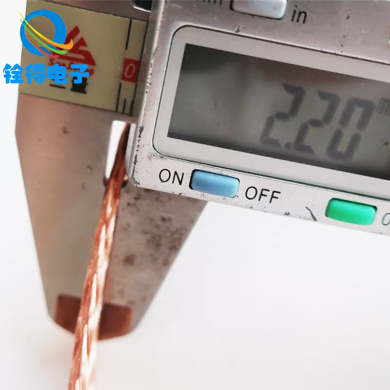 Jak může měděný oplet zlepšit uzemnění a kontrolu EMI?